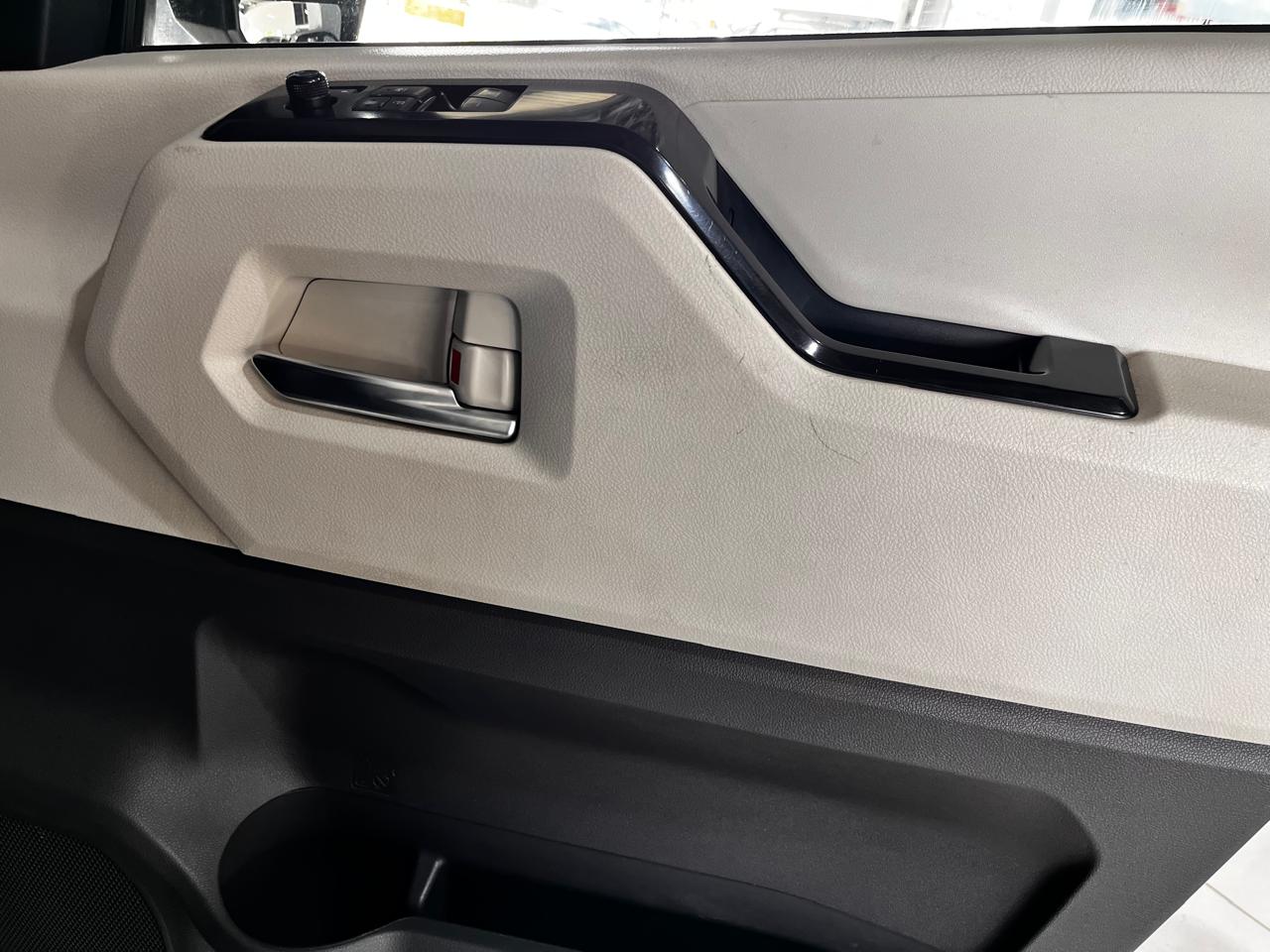 2023 Toyota Quantum 2.8 LWB Bus 11-Seater GL