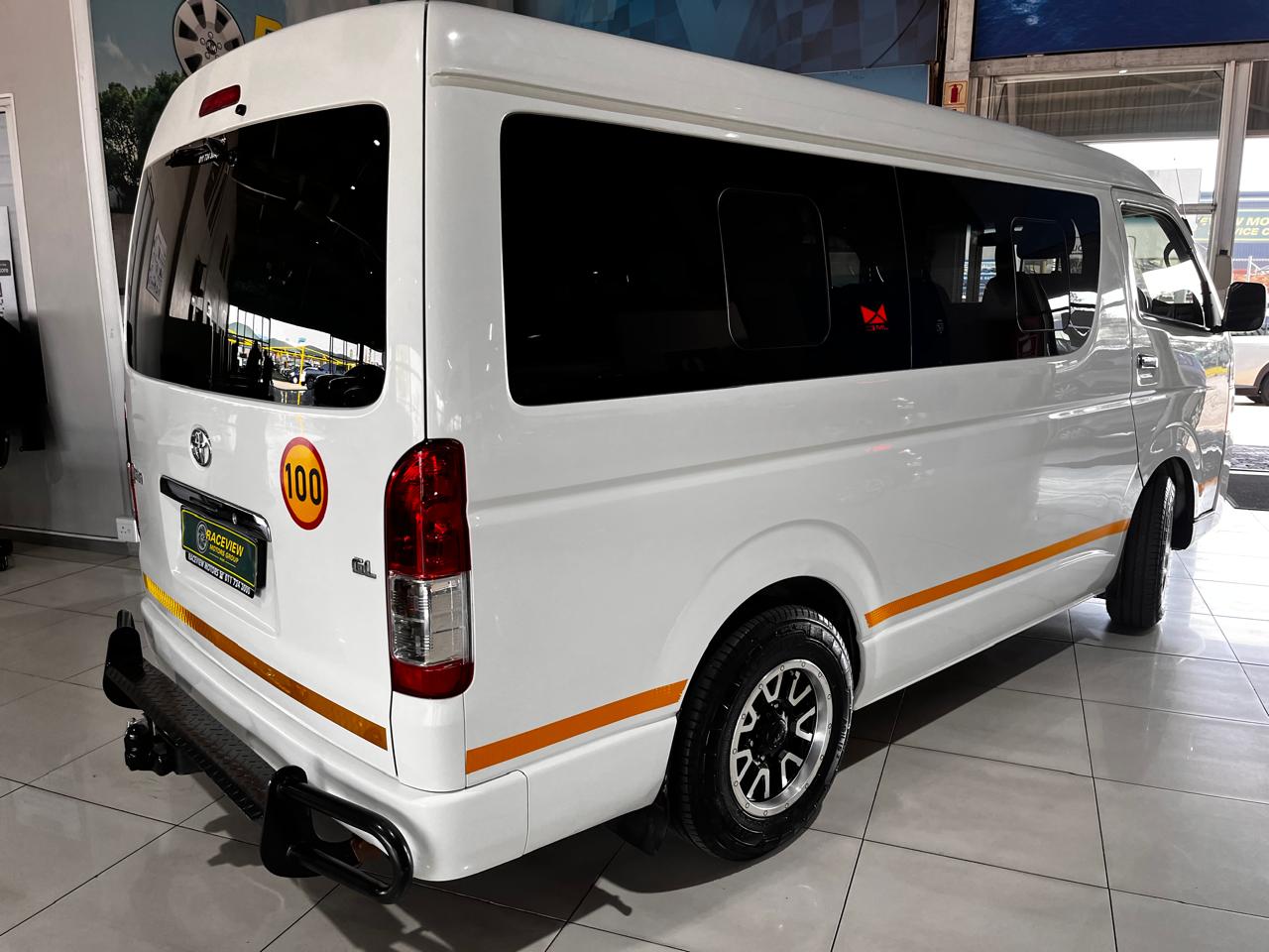 2015 Toyota Quantum 2.7 GL 10-seater bus