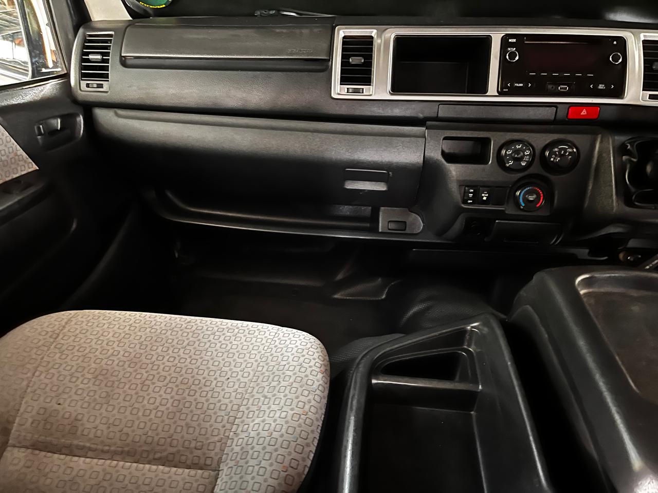 2015 Toyota Quantum 2.7 GL 10-seater bus