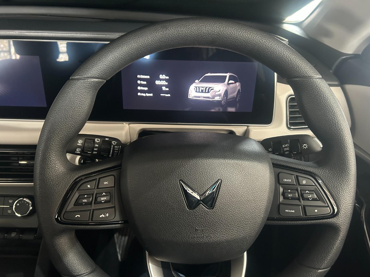2025 Mahindra XUV700 2.0T AX5
