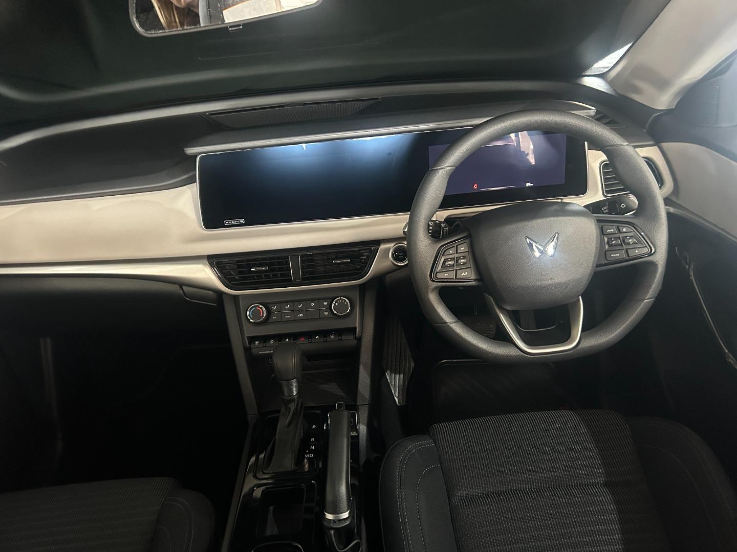 2025 Mahindra XUV700 2.0T AX5
