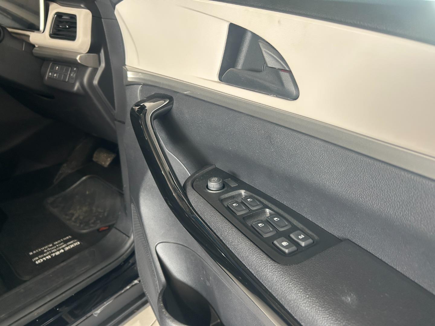 2025 Mahindra XUV700 2.0T AX5